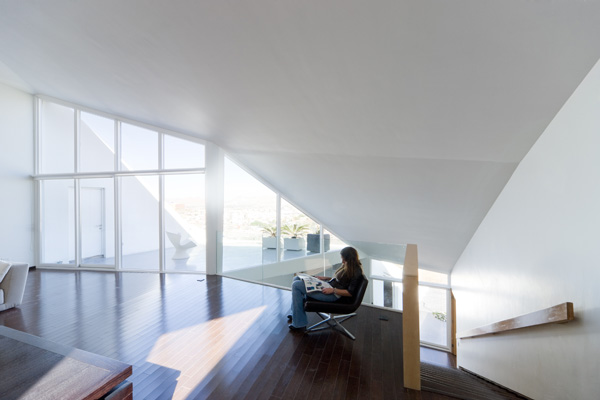 Το καθιστικό με θέα σε ένα από τα πάτιο. Δεξιά η σκάλα οδηγεί στο κατώτερο επίπεδο Το καθιστικό με θέα σε ένα από τα πάτιο. Δεξιά η σκάλα οδηγεί στο κατώτερο επίπεδο